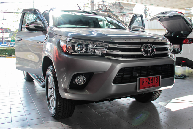 TOYOTA HILUX REVO ติดตั้ง จอทีวี digital tv ดิจิตอล ดู หนัง ฟังเพลง เครื่องเสียง